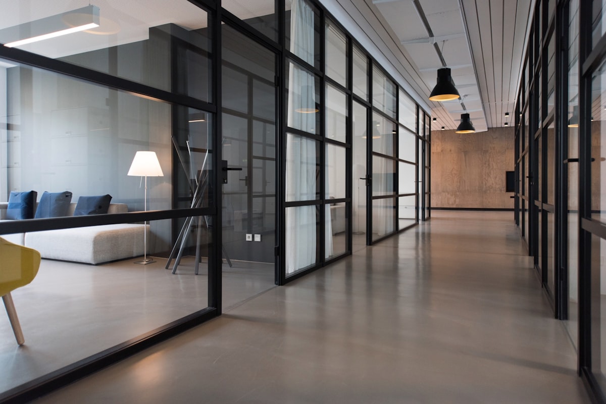 Oficina corporativa moderna con muros de cristal