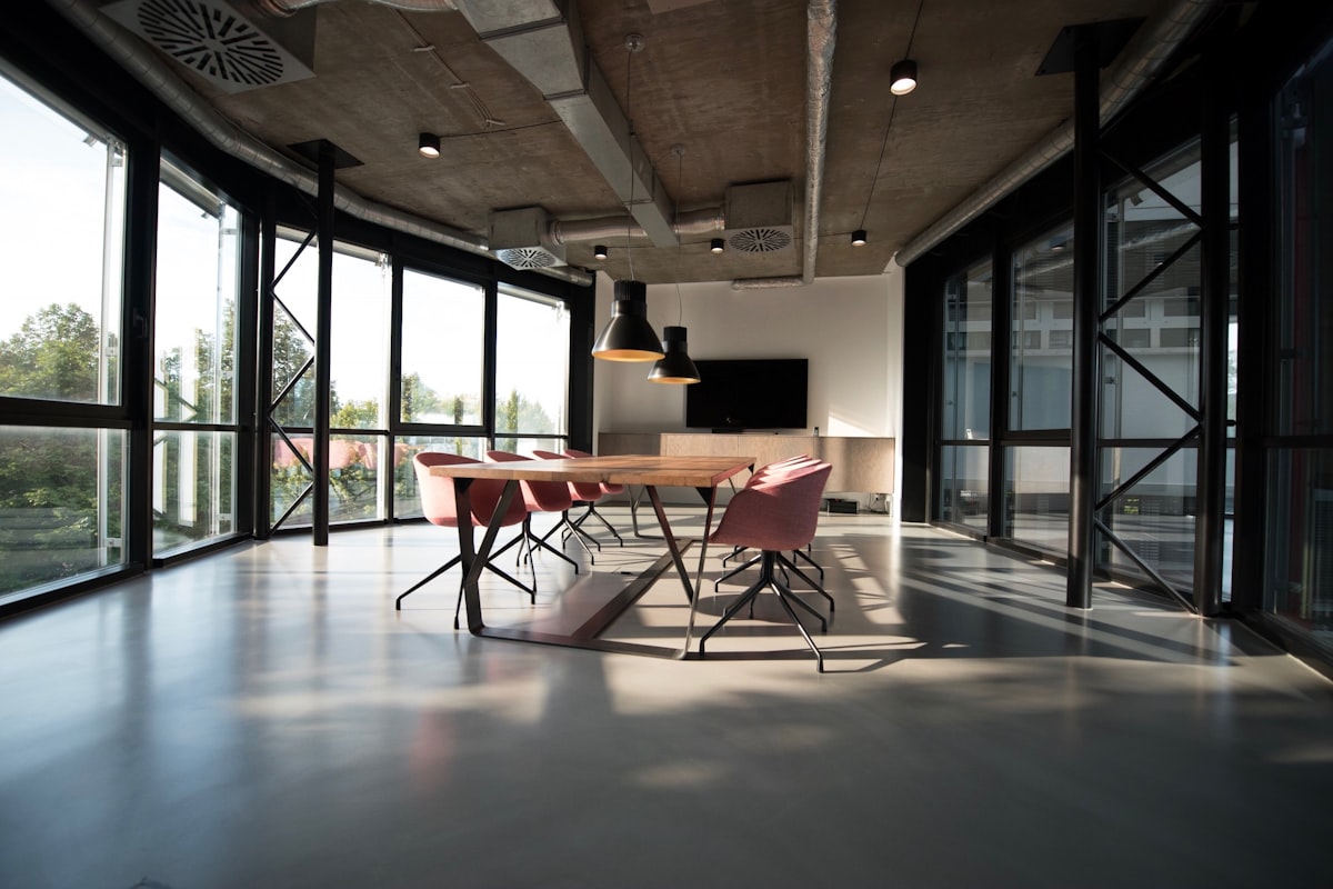 Sala de juntas moderna con grandes ventanales
